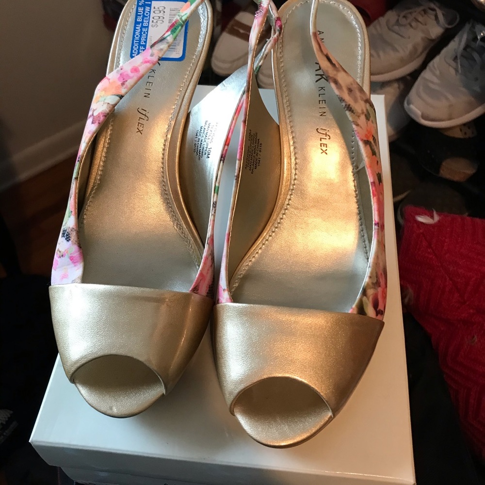 Shoes - Picture 6 of 16